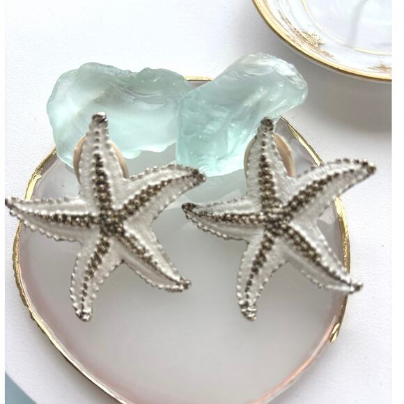 Vintage 1980 Silver Tone & White Large Starfish Nautical Clip On Earrings - Picture 2 of 5